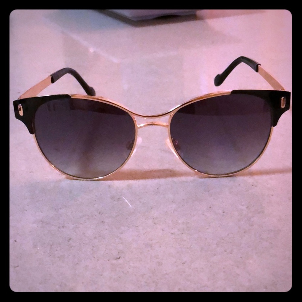 Jessica Simpson Sunglasses, black & gold